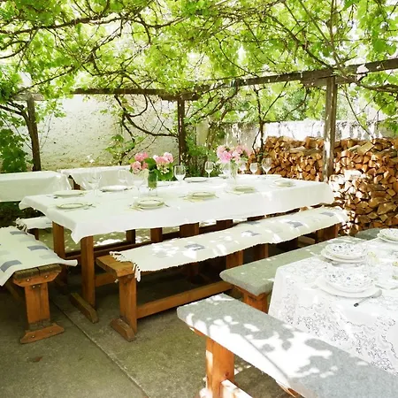 Deru Vendeghaz Es Lovasudvar Fenyofo