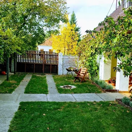 Deru Vendeghaz Es Lovasudvar Gasthof